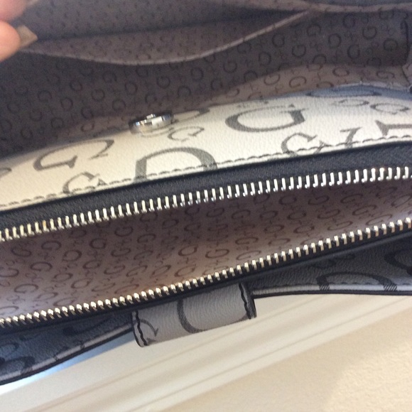 Guess Handbag - Picture 4 of 4